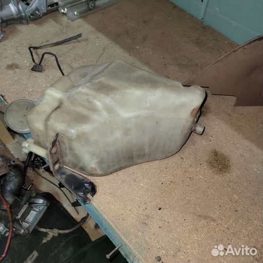 Бочек омывателя мерседес 124