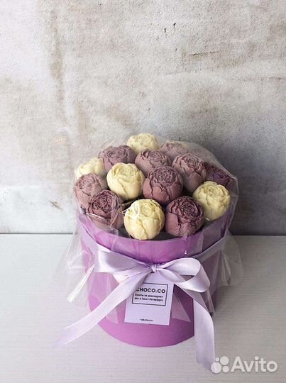 Шоколадные пионы в шляпной коробке и букеты