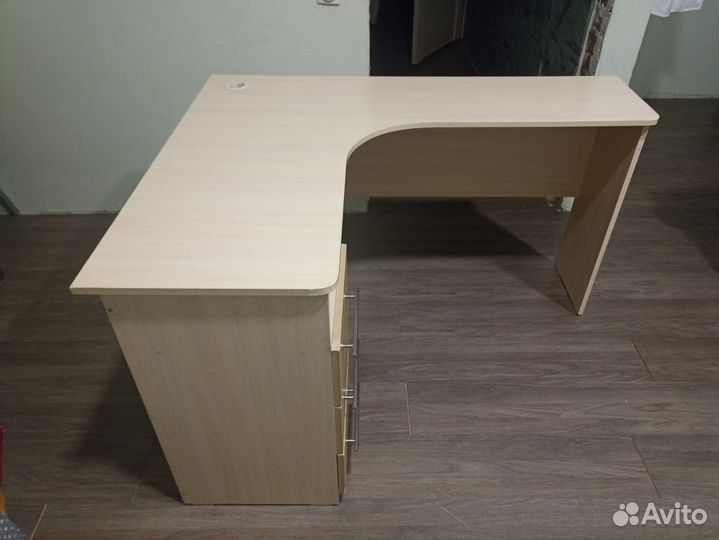 Угловой письменный стол