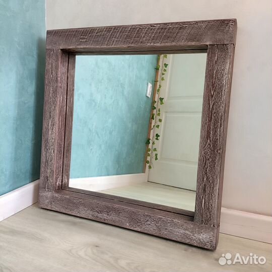 Зеркало настенное в деревянной раме