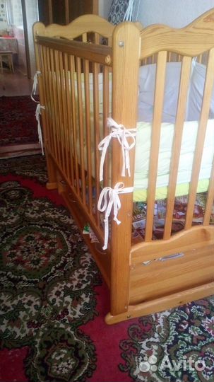 Детская кроватка с маятником