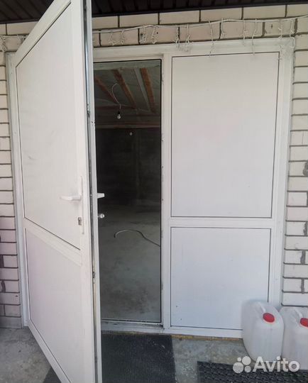 Пластиковая дверь входная