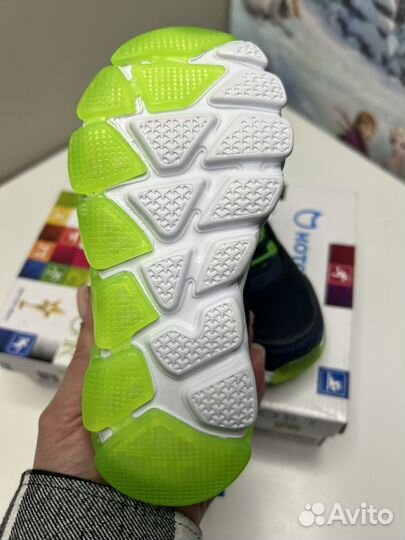 Кроссовки новые котофей 25 размер