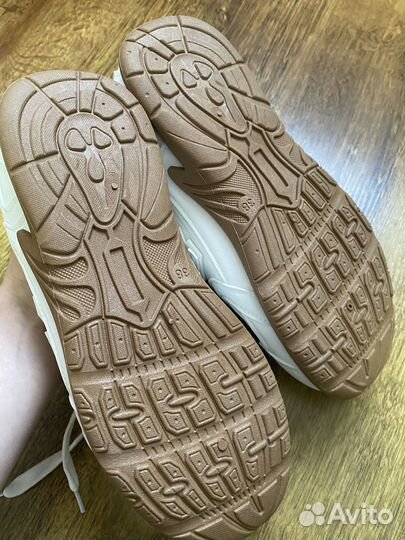 Кроссовки женские