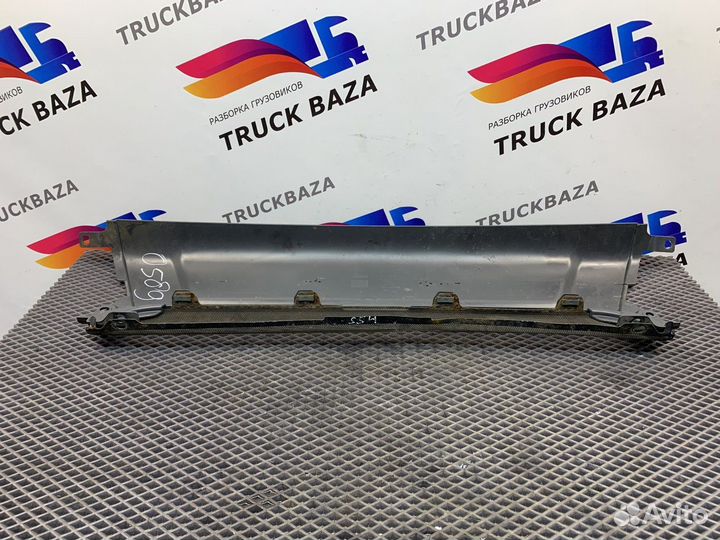 1865181 Накладка бампера центральная