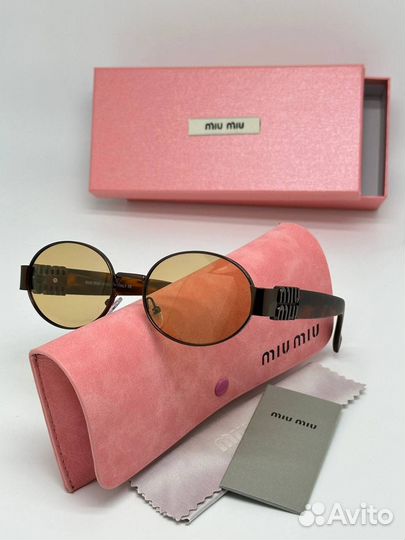 Солнцезащитные очки Miu Miu