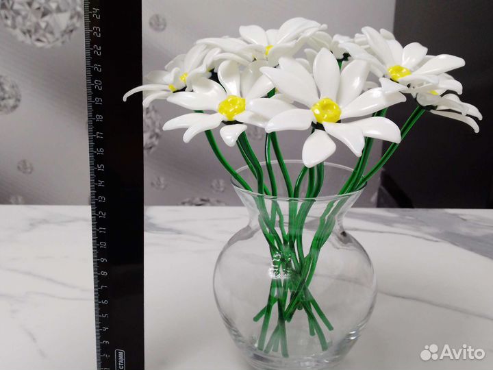 Цветы из стекла ромашки в вазе