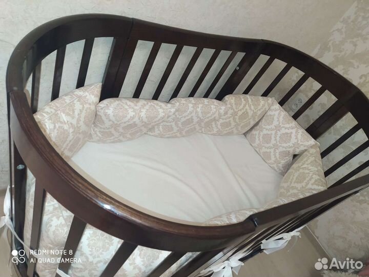 Детская кроватка с маятником и ящиком