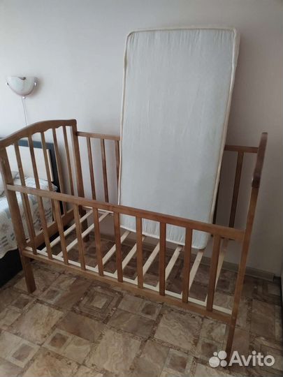 Детская кроватка с маятником