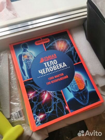 Книги,цветы искусственные в кашпо