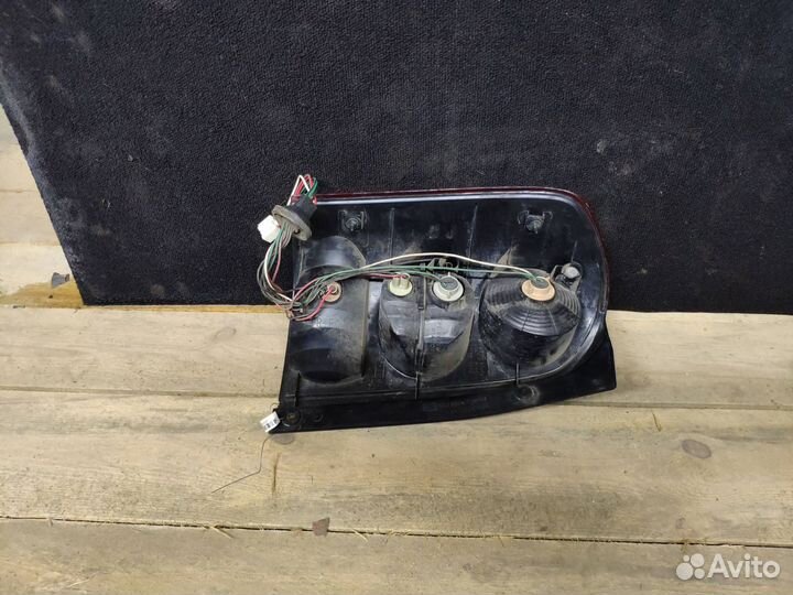 Фонарь задний правый Mazda MPV 2