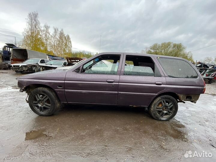 В разборе Ford Escort 1997 1.6 МКПП 90л.с