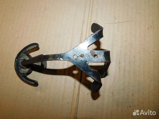 Старинный крючок-вешалка в виде собаки для ключей