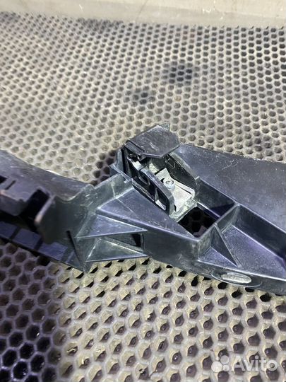 Кронштейн бампера передний правый VW Polo 5 Поло