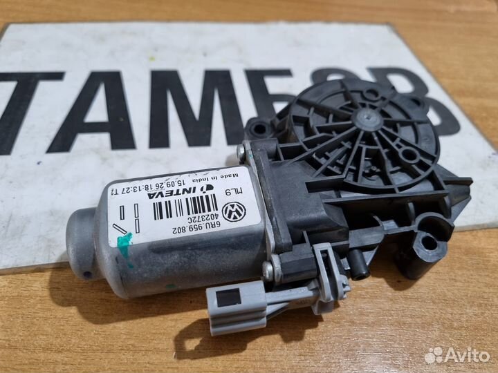 Моторчик правого стеклоподъёмника VW поло 2016 г