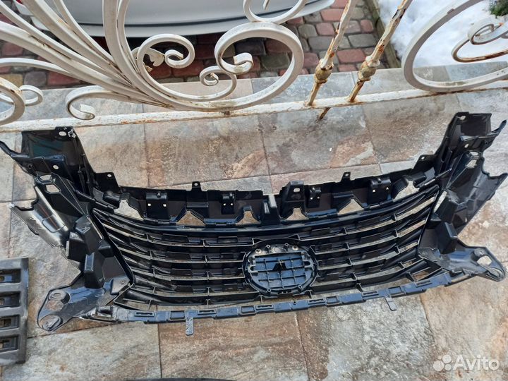 Решетка бампера верхняя бу оригинал Лексус 200 Lex