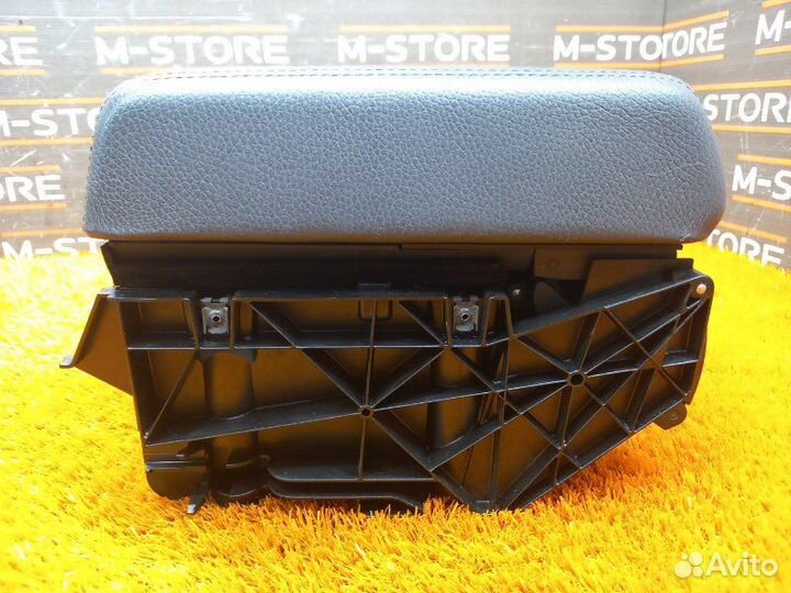 Подлокотник Volkswagen Touareg 7L AXQ 2005