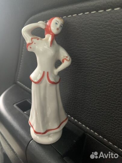 Фарфоровая Статуэтка