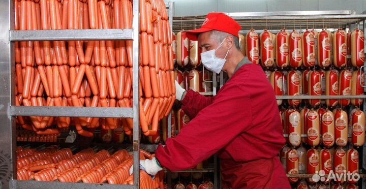 Работник на вахте, занятый укладкой продукции