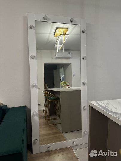 Гримерное зеркало с лампочками