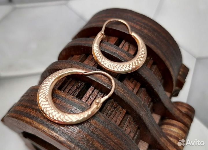 Золотые серьги 585 пробы массой 1.2 грамма