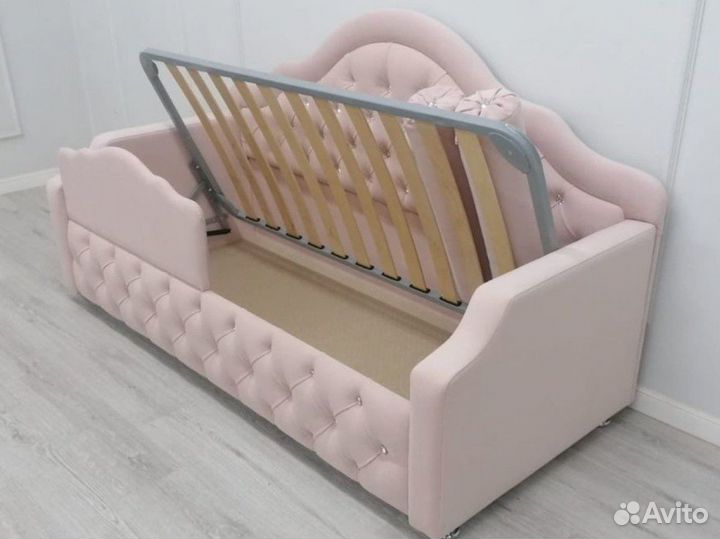 Детская кровать с подъемным механизмом