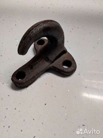 Крюк буксирный