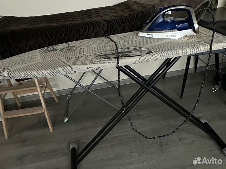 Гладильная доска и утюг