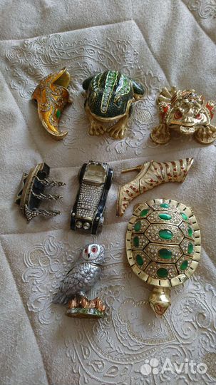 Металлическая шкатулка со стразами