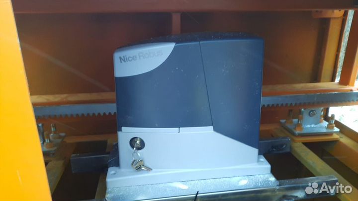 Антивандальный откатной шлагбаум