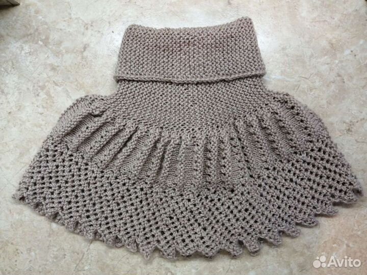 Женская вязаная манишка бежевая