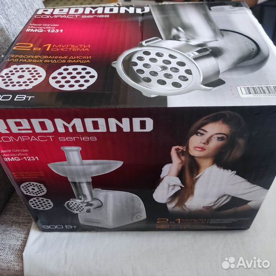 Мясорубка электрическая Redmond почти новая