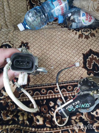 Ipsum toyota дверной замок передний L/R