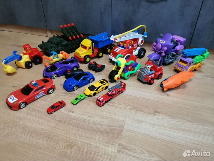 Игрушки машинки пакетом+свечка в подарок