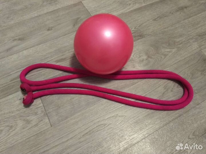 Гимнастический мяч и скакалка