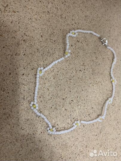 Бусы из бисера с ромашками