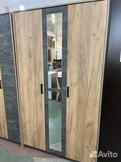 Шкаф трех створчатый с зеркалом новый в упаковке