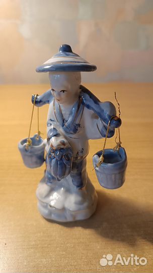 Фарфоровая статуэтка водонос