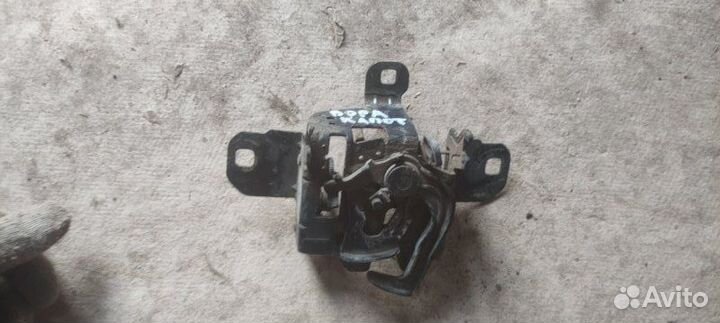 Замок капота Volkswagen Golf4/Bora 1J1 APE 2002 (б