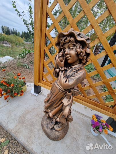 Девочка с птенцом скульптура