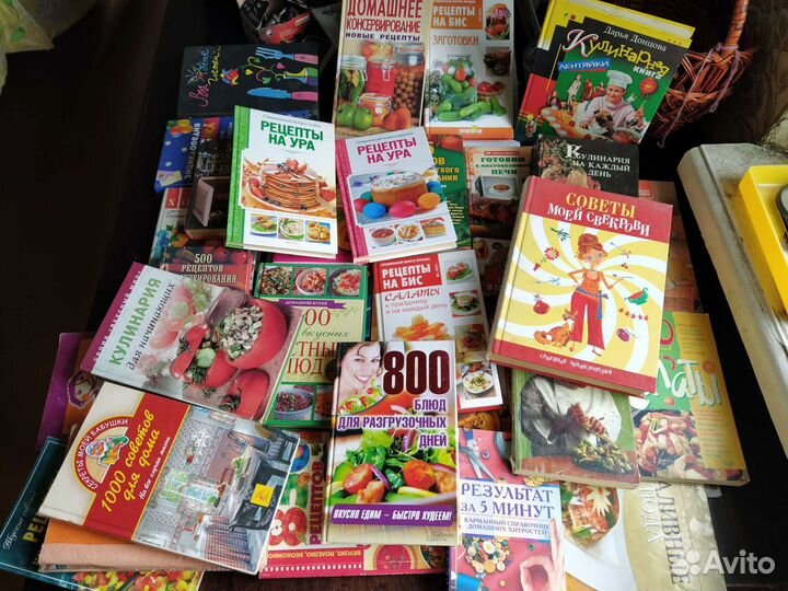 Много книг с рецептами, по домоводству