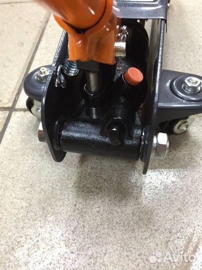 Домкрат подкатной 2.5 т. Ombra с фиксатором в кейс