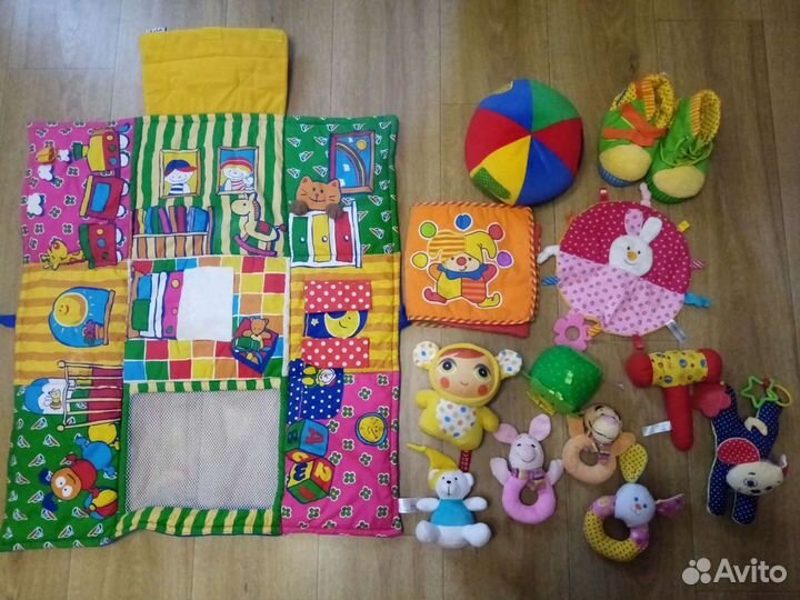 Игровой коврик с игрушками