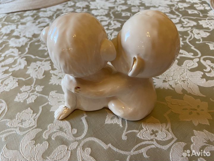 Фарфоровая статуэтка «Влюбленные обезьянки»