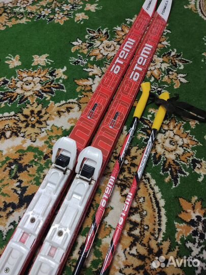 Лыжные ботинки и лыжи