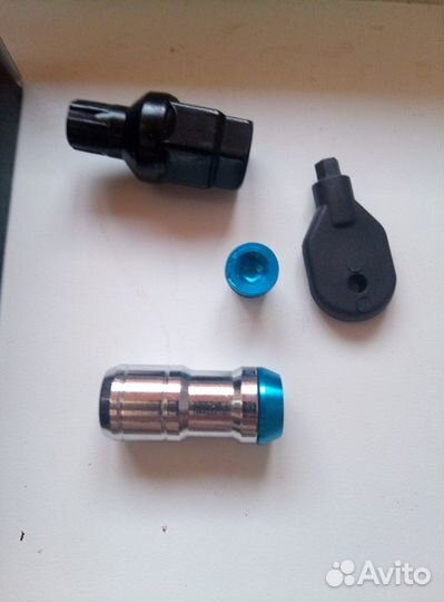 Гайки колесные с секреткой