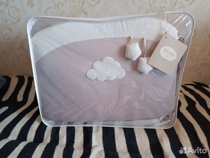 Бортики в кроватку+ 2 комплекта постельного белья