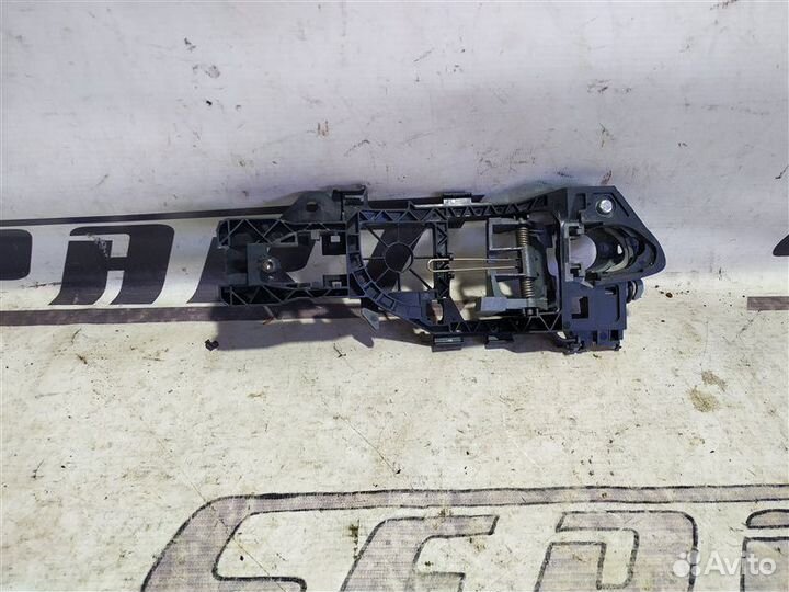 Кронштейн ручки двери правый Volkswagen Passat B6