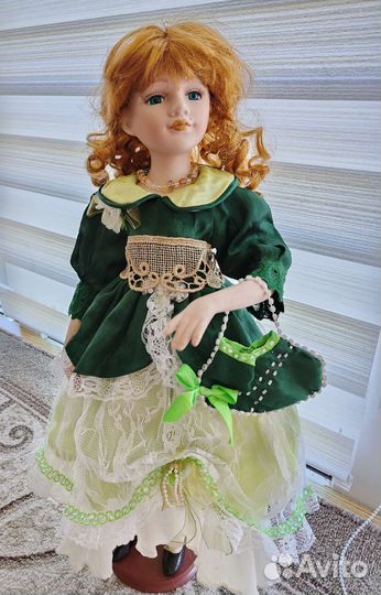 Кукла фарфоровая