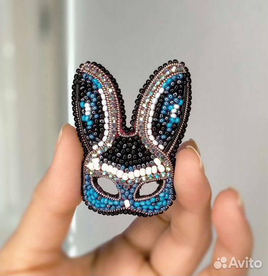 Брошь ручной работы Маска Зайчик